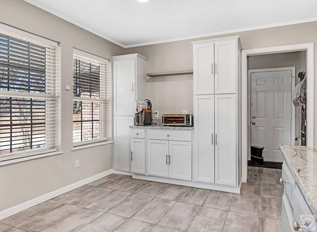 208 Trailwood Ln, Wake Village, TX 75501