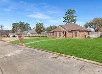 208 Trailwood Ln, Wake Village, TX 75501