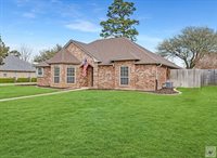 208 Trailwood Ln, Wake Village, TX 75501