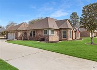 208 Trailwood Ln, Wake Village, TX 75501