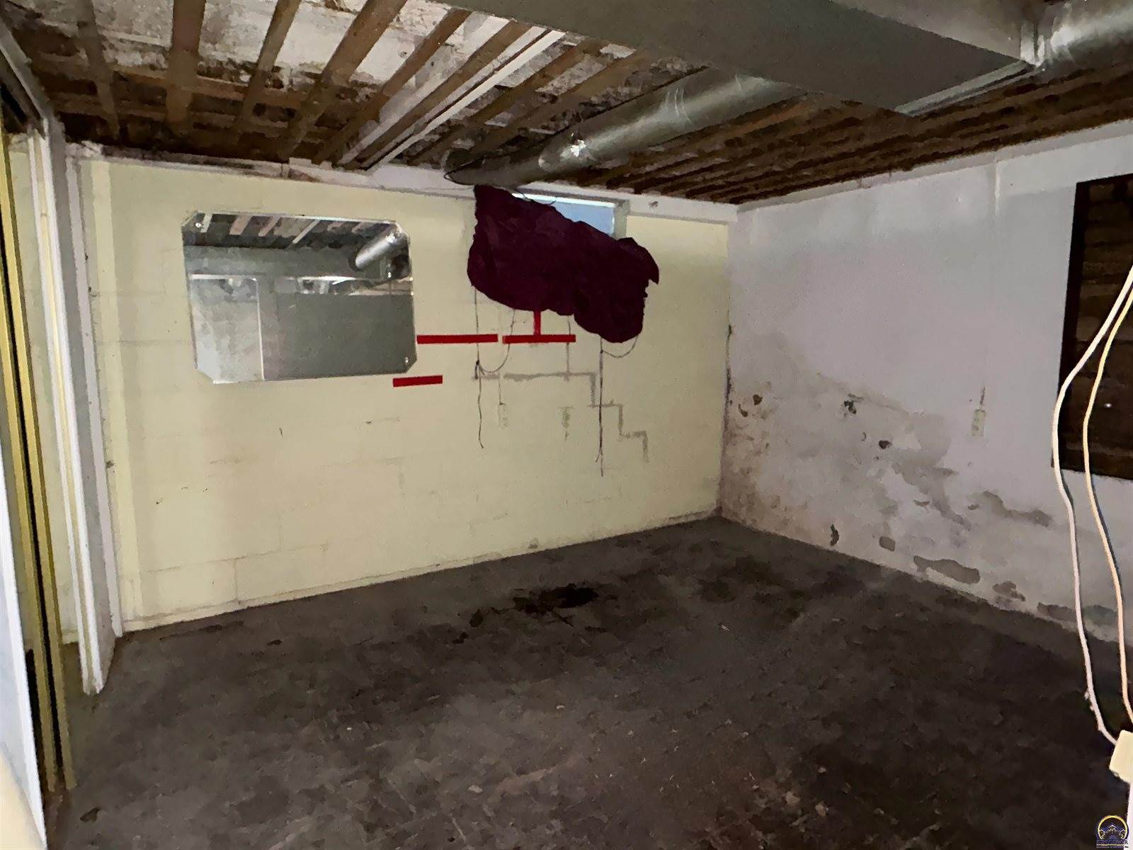 1533 SW High AVE, Topeka, KS 66604