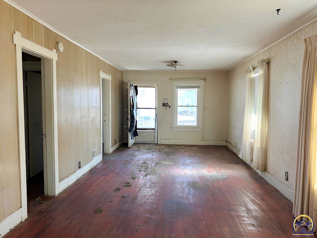 1533 SW High AVE, Topeka, KS 66604