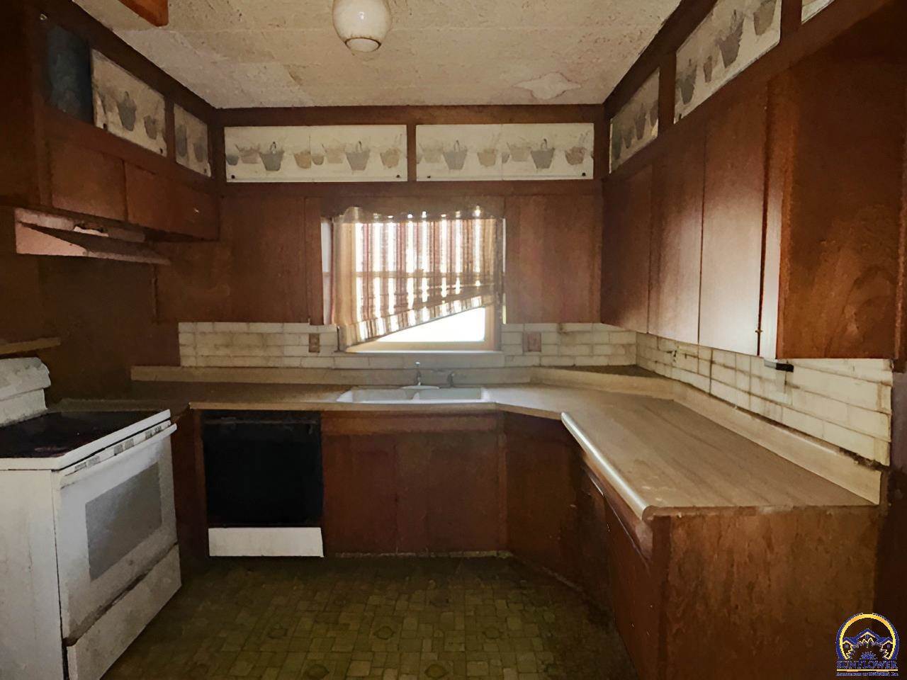 1533 SW High AVE, Topeka, KS 66604