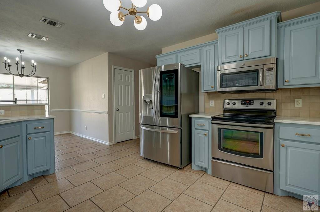 517 Northwest Dr, Wake Village, TX 75501