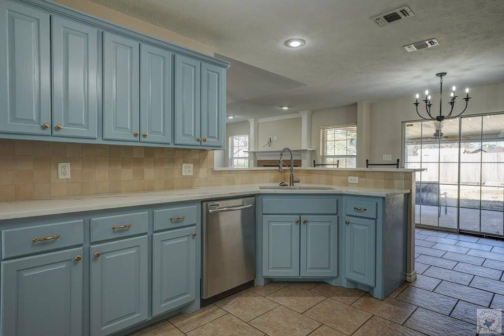 517 Northwest Dr, Wake Village, TX 75501