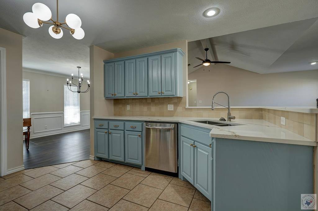 517 Northwest Dr, Wake Village, TX 75501