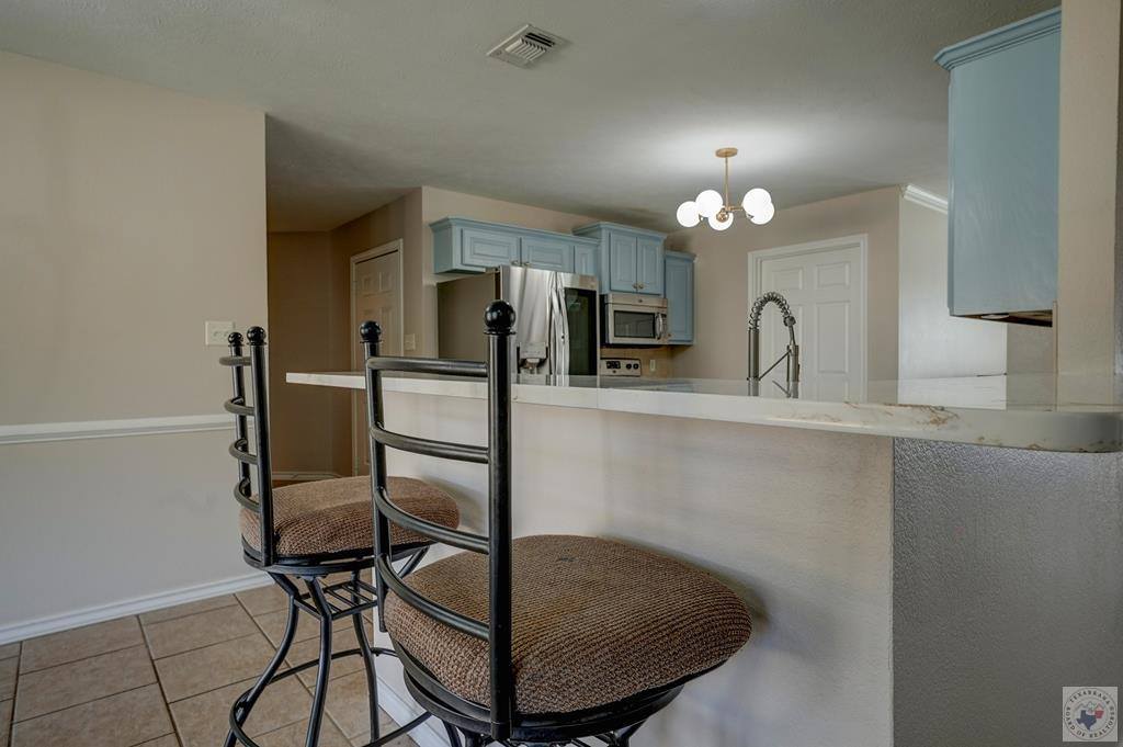 517 Northwest Dr, Wake Village, TX 75501