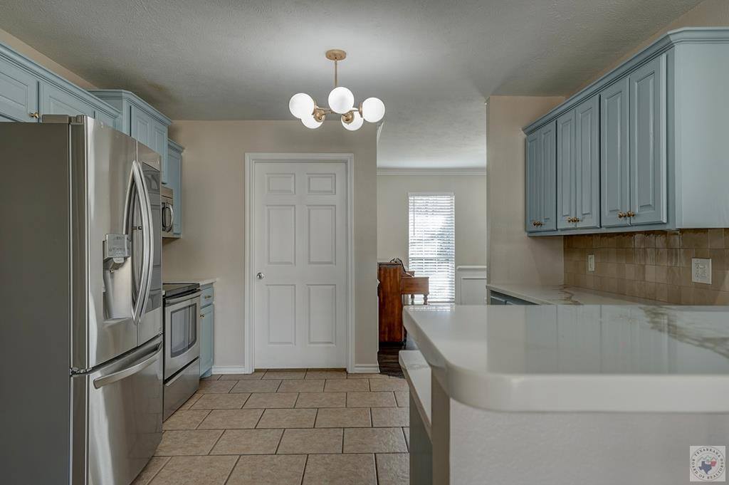 517 Northwest Dr, Wake Village, TX 75501