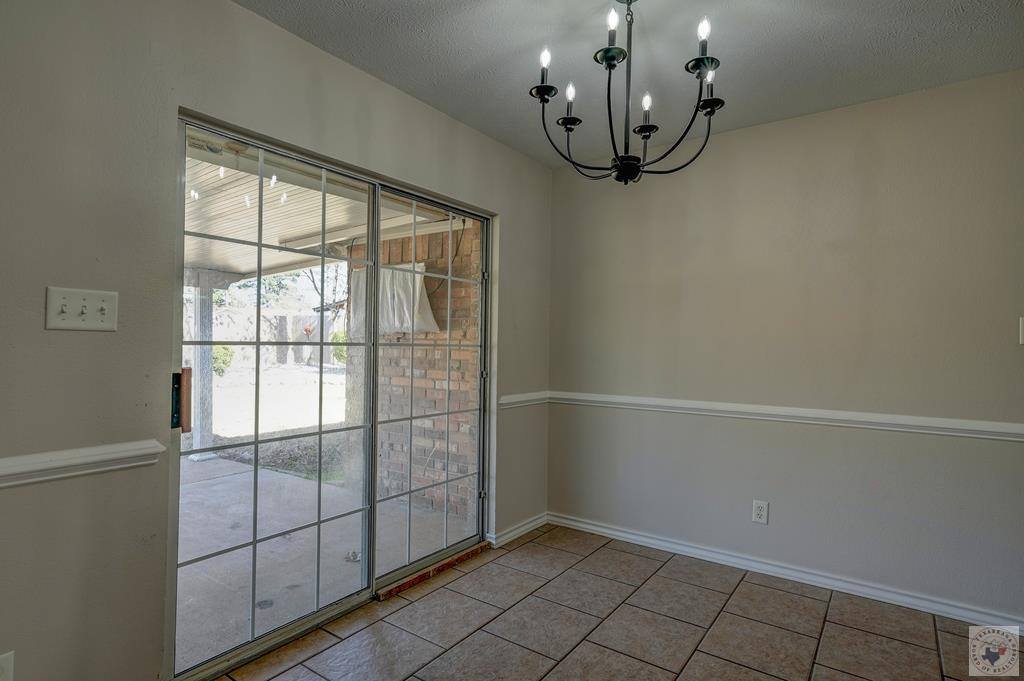 517 Northwest Dr, Wake Village, TX 75501
