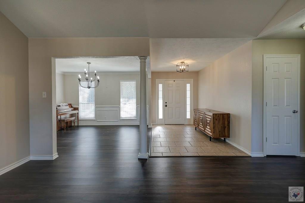517 Northwest Dr, Wake Village, TX 75501