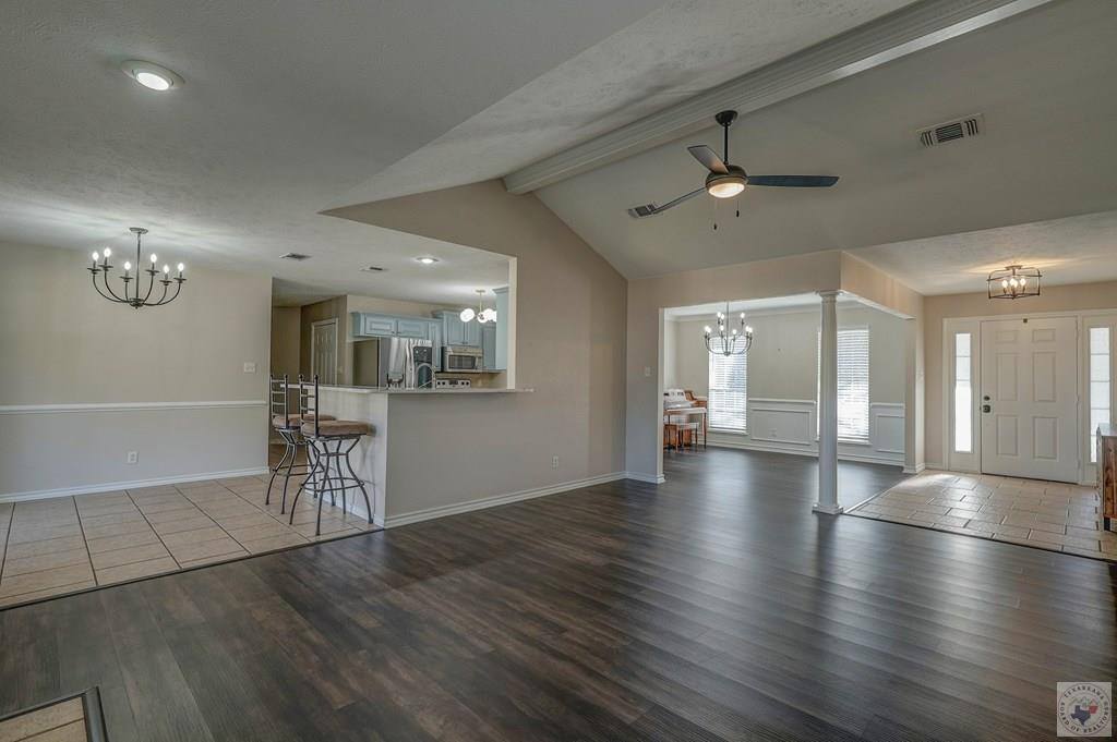 517 Northwest Dr, Wake Village, TX 75501