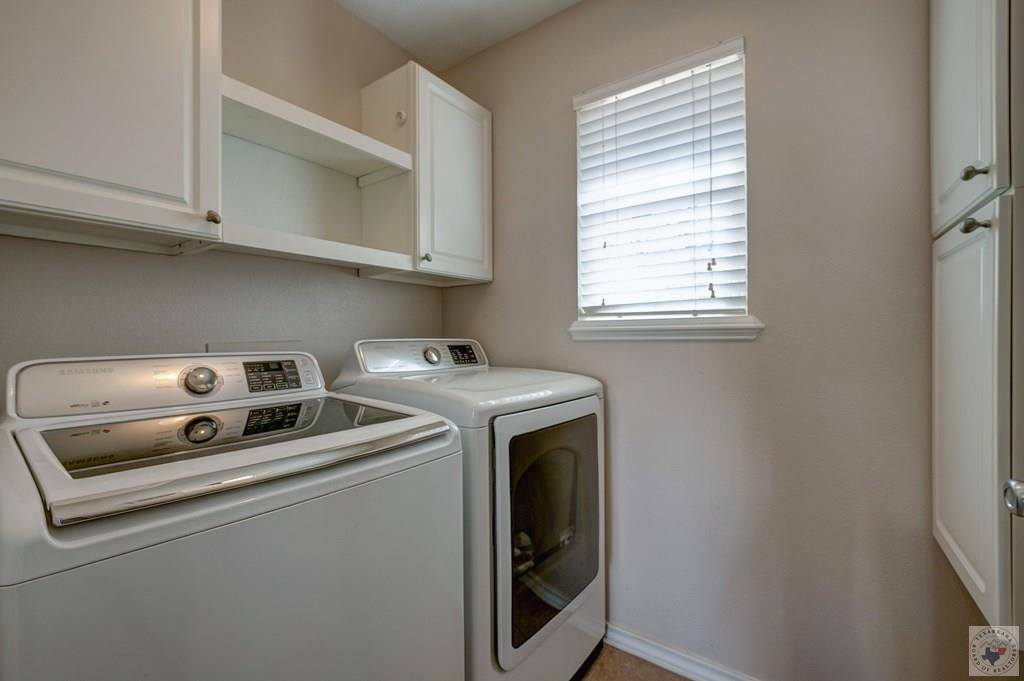 517 Northwest Dr, Wake Village, TX 75501