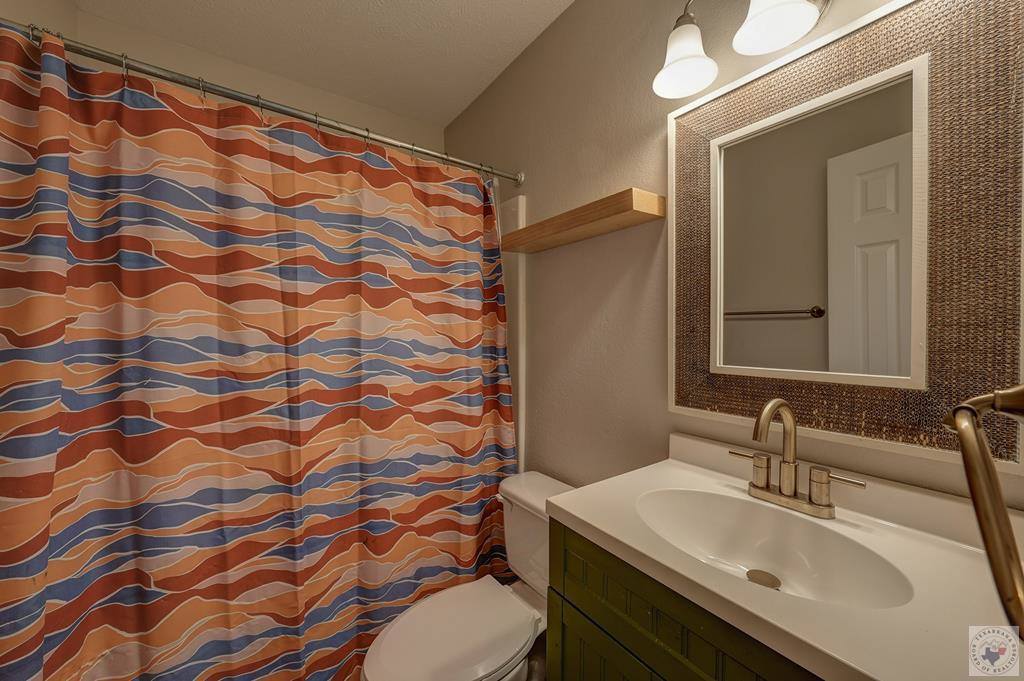 517 Northwest Dr, Wake Village, TX 75501