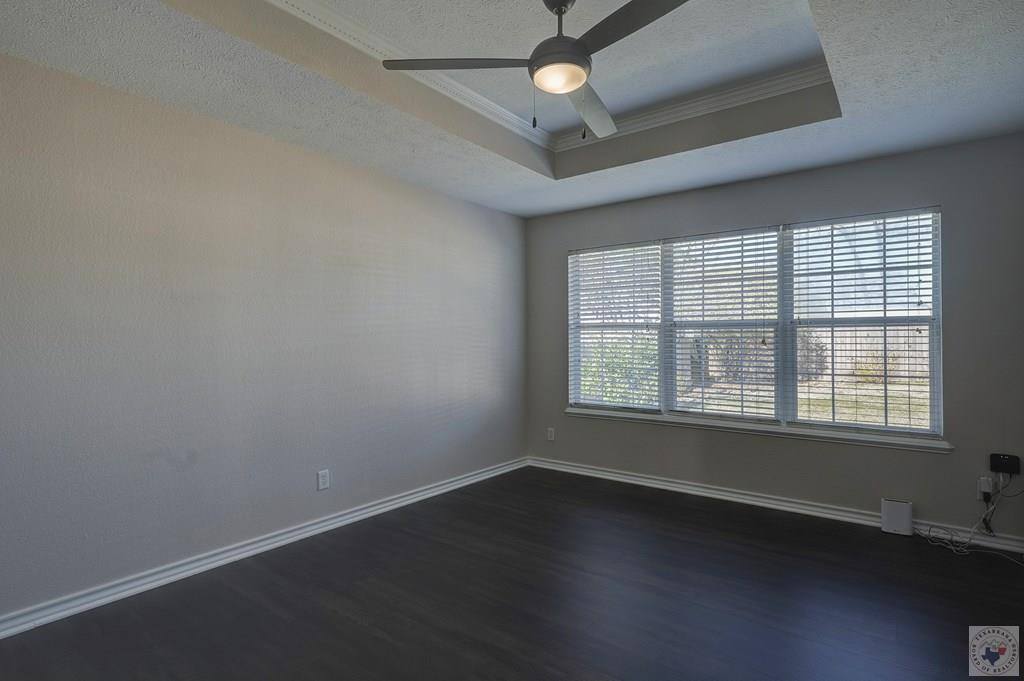 517 Northwest Dr, Wake Village, TX 75501