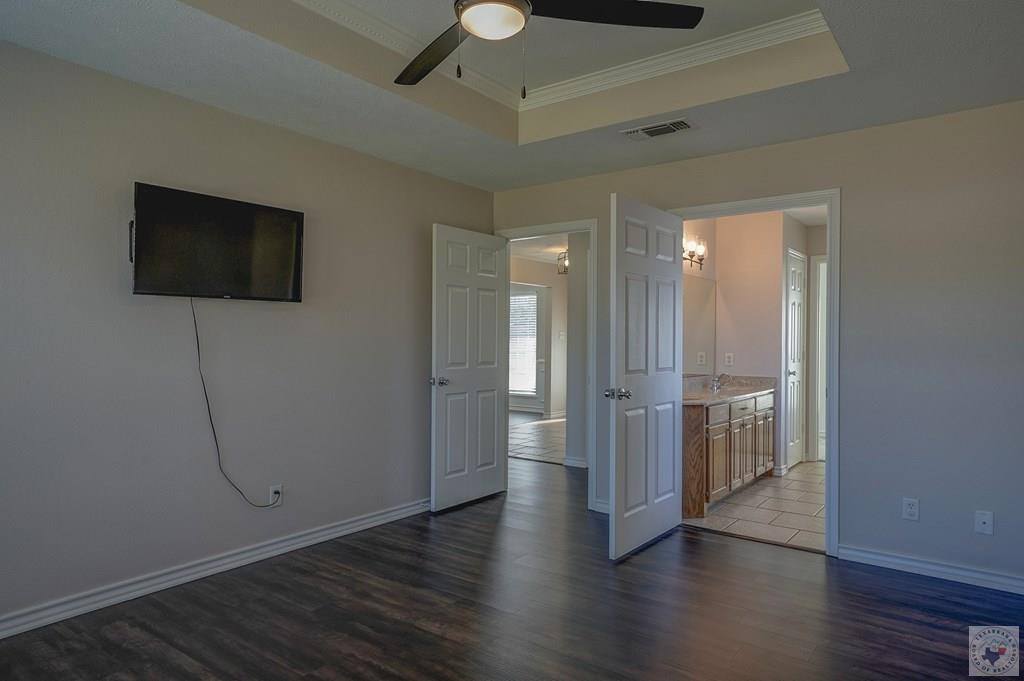 517 Northwest Dr, Wake Village, TX 75501