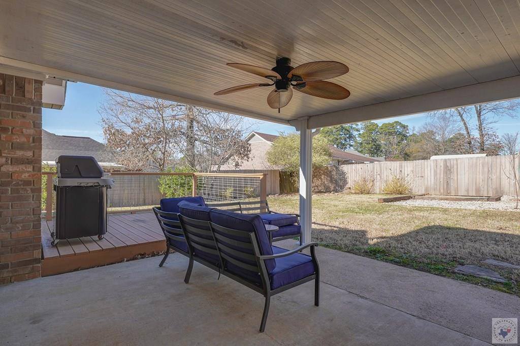 517 Northwest Dr, Wake Village, TX 75501