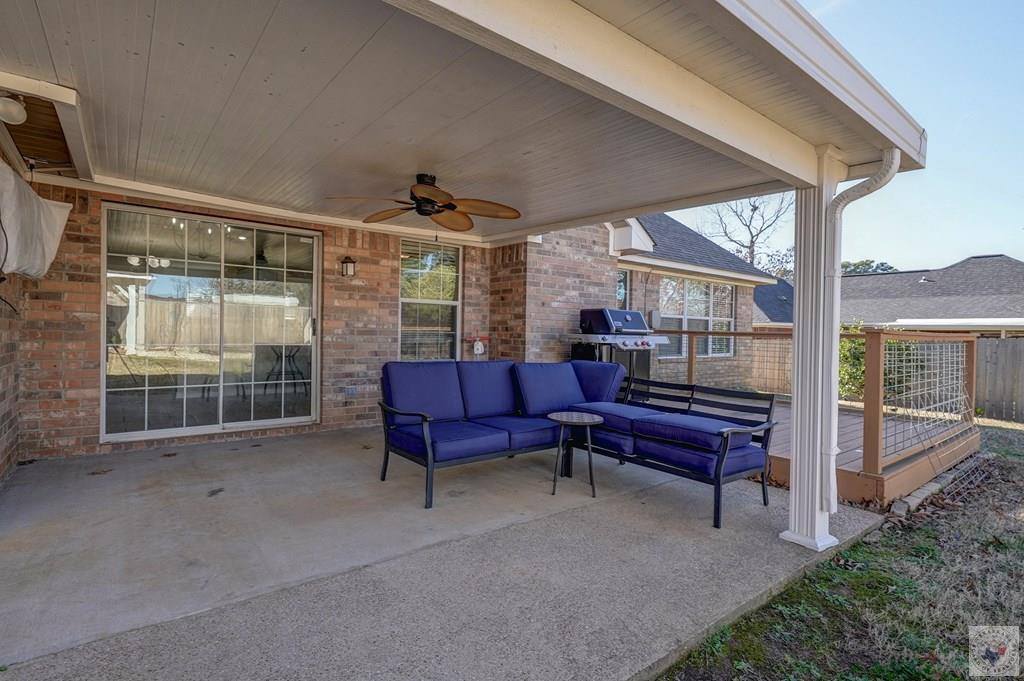 517 Northwest Dr, Wake Village, TX 75501
