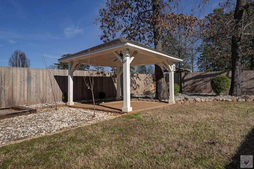 517 Northwest Dr, Wake Village, TX 75501