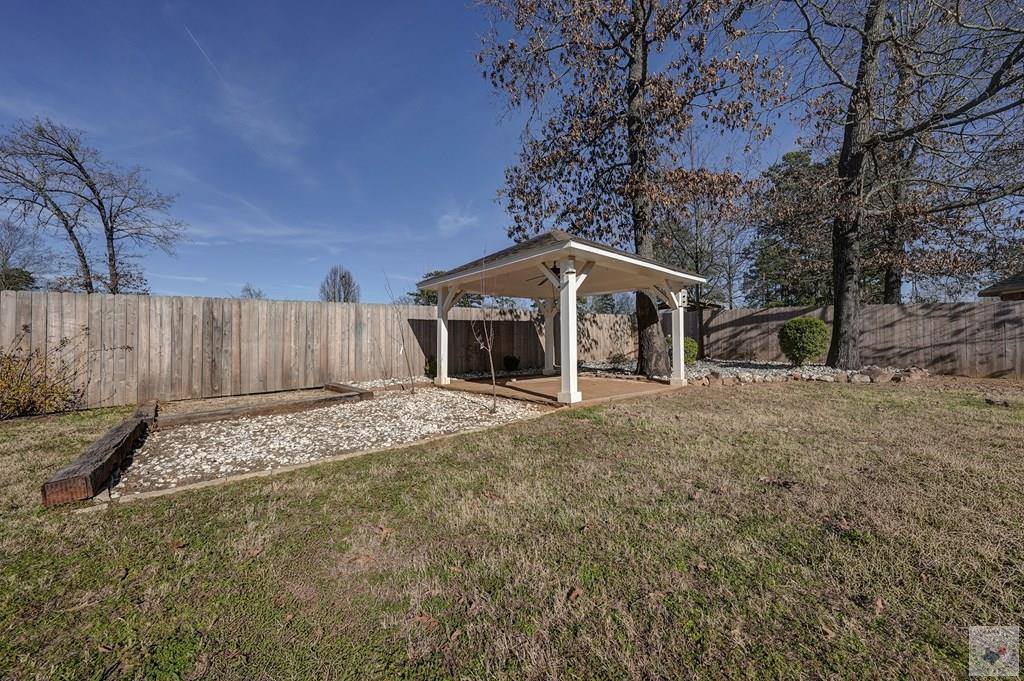 517 Northwest Dr, Wake Village, TX 75501