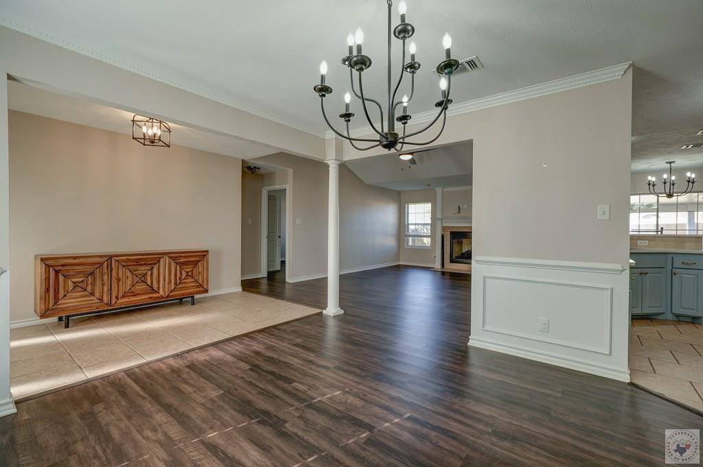 517 Northwest Dr, Wake Village, TX 75501