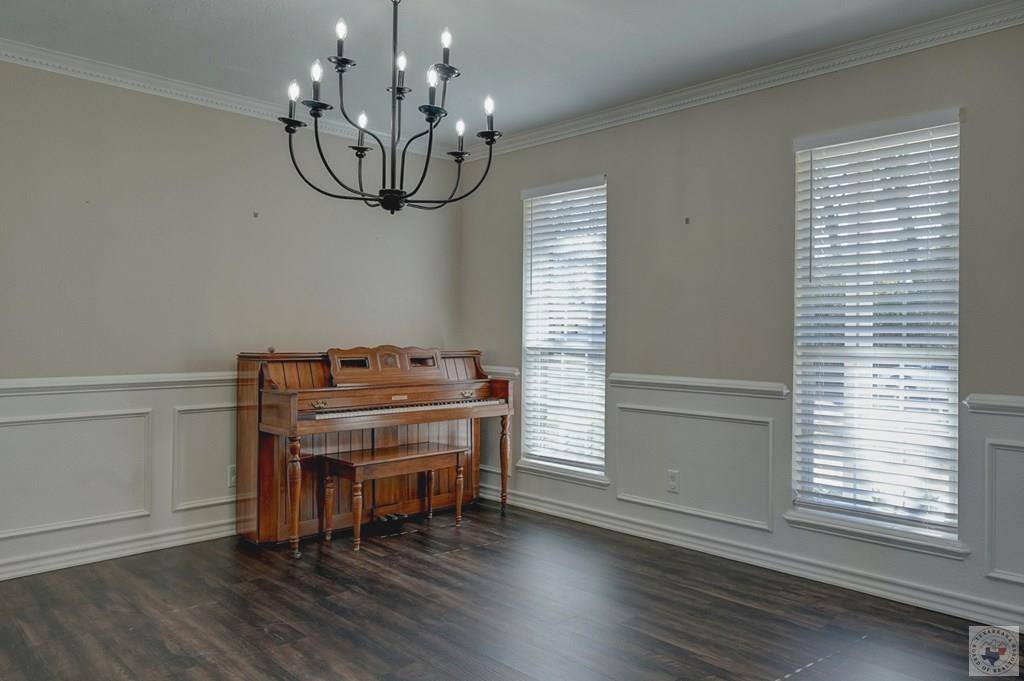 517 Northwest Dr, Wake Village, TX 75501