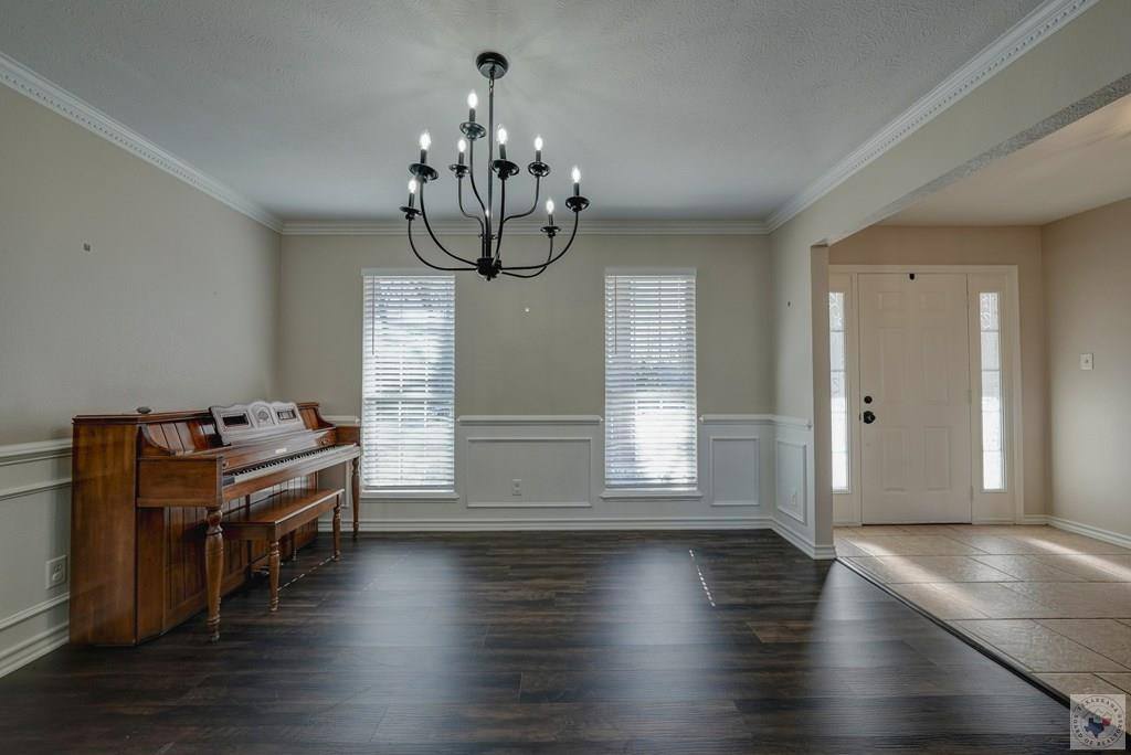 517 Northwest Dr, Wake Village, TX 75501