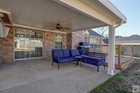 517 Northwest Dr, Wake Village, TX 75501