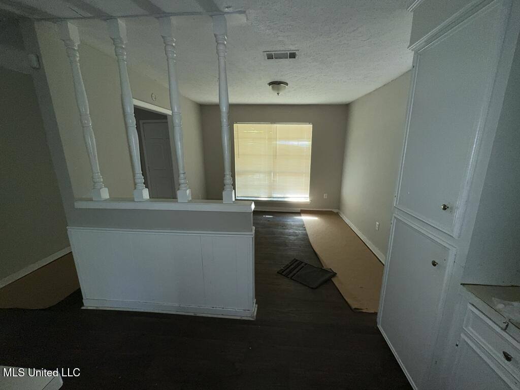 946 North Valley Falls Road, Jackson, MS 39212