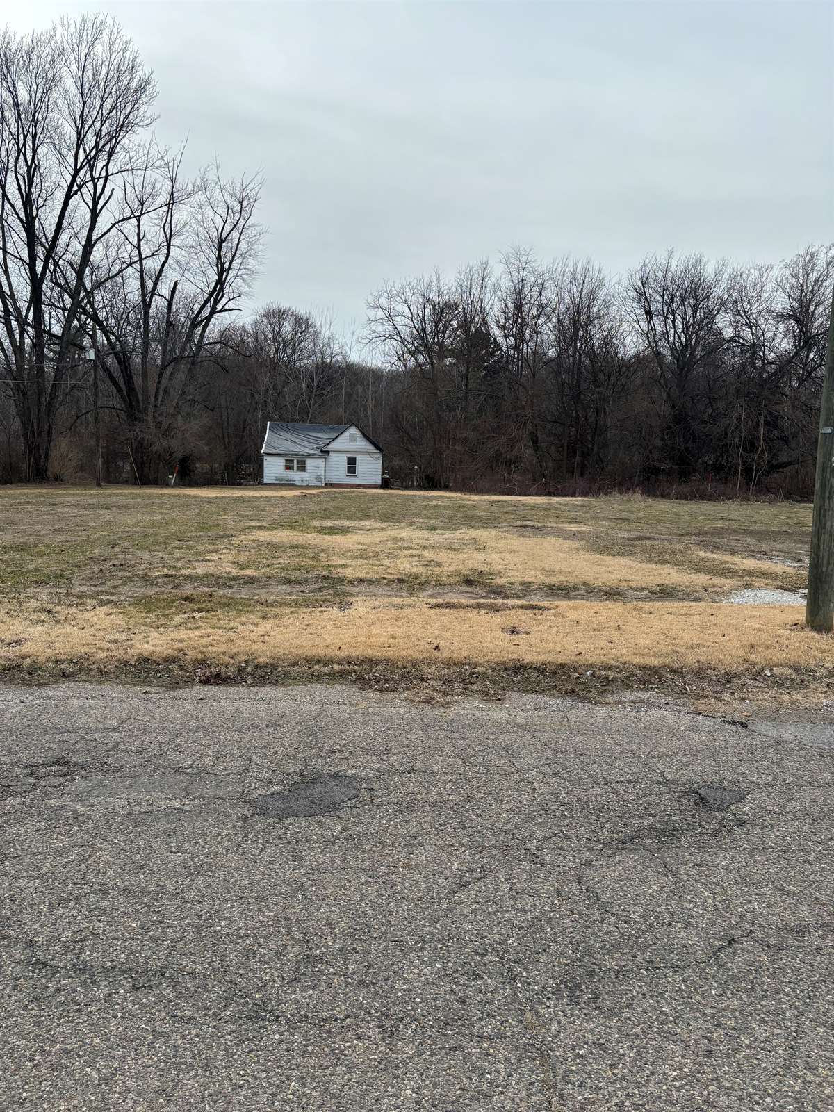 532 N 10th St, Clinton, IN 47842