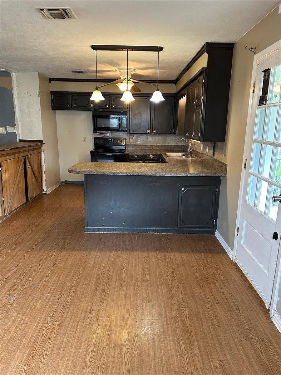 244 Hickerson Avenue, Wake Village, TX 75501