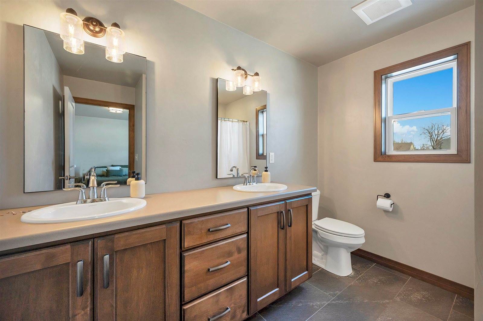 2125 Fox Point Circle, De Pere, WI 54115