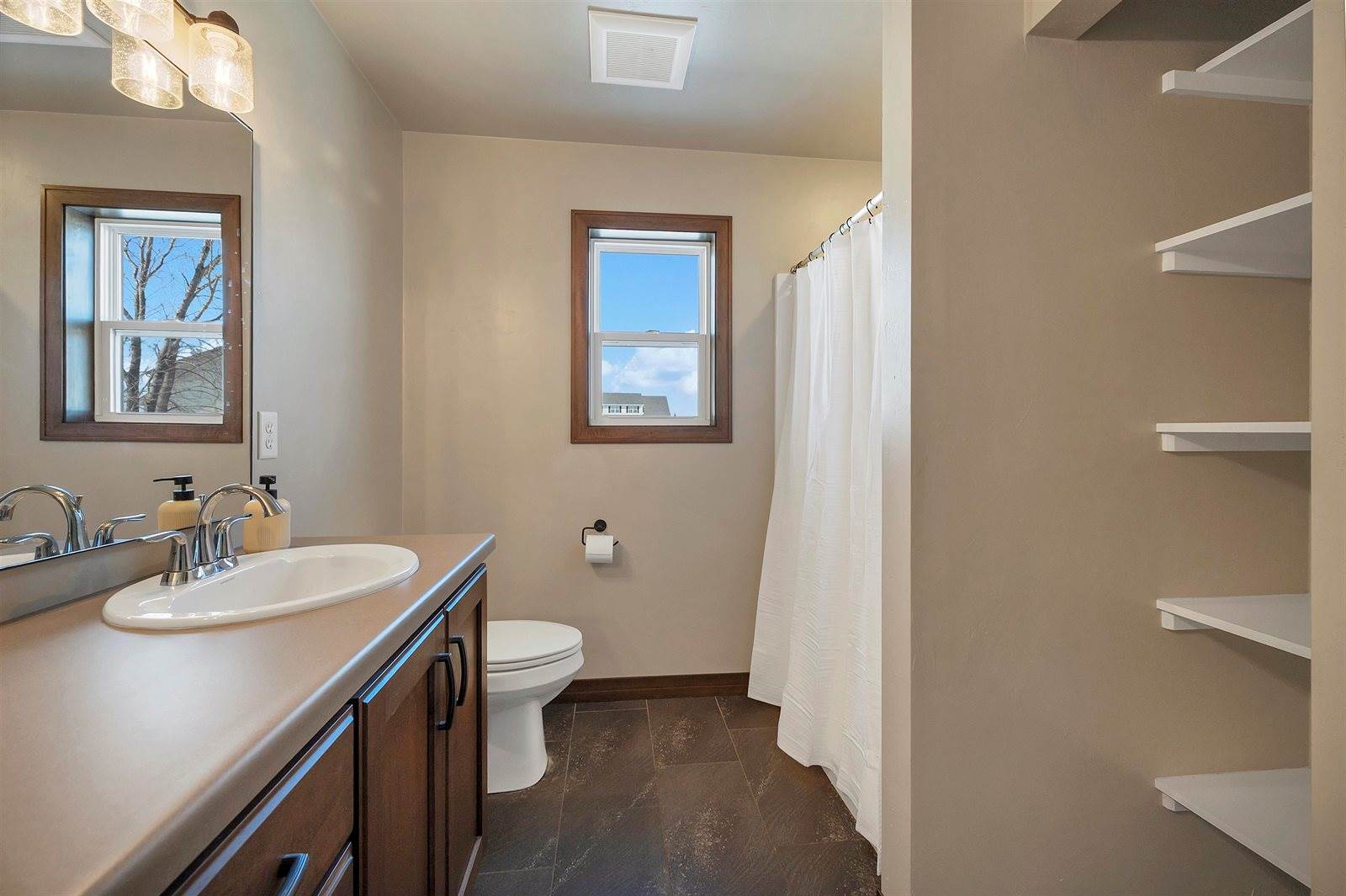 2125 Fox Point Circle, De Pere, WI 54115