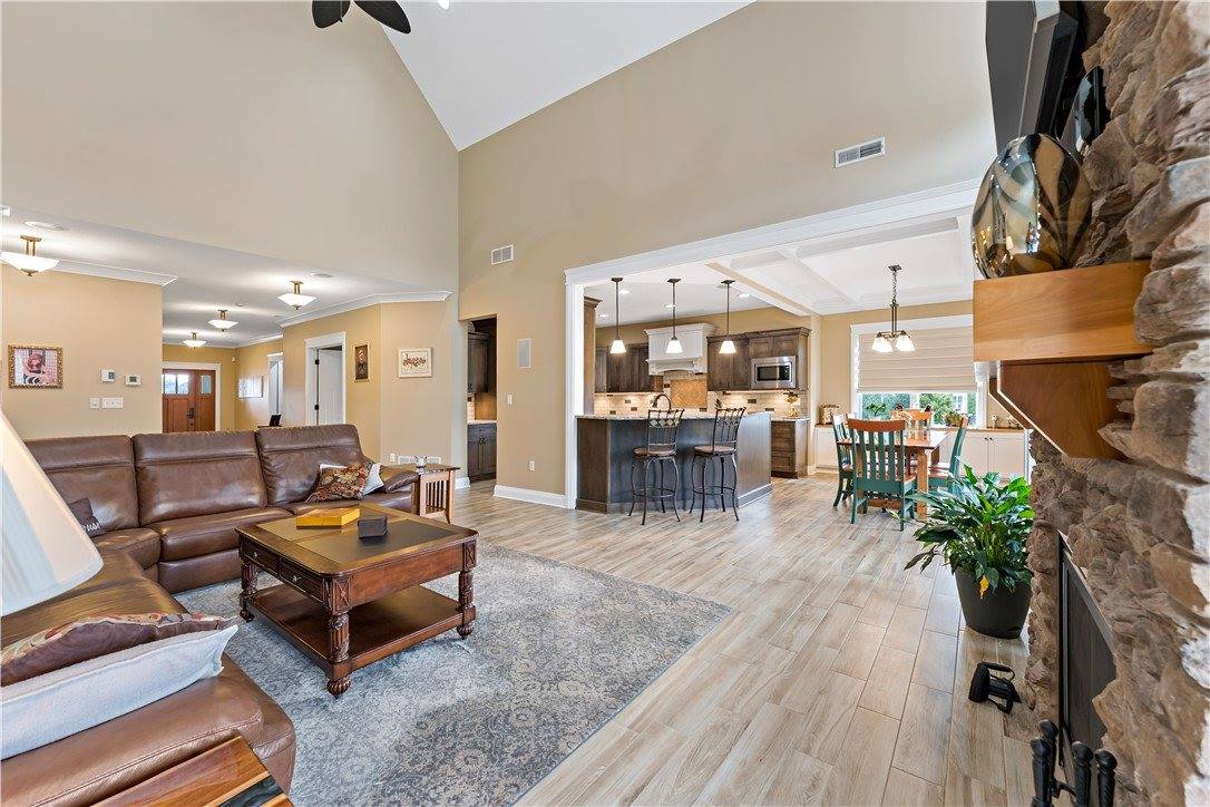 719 Mission Hills Dr, Cecil, PA 15317