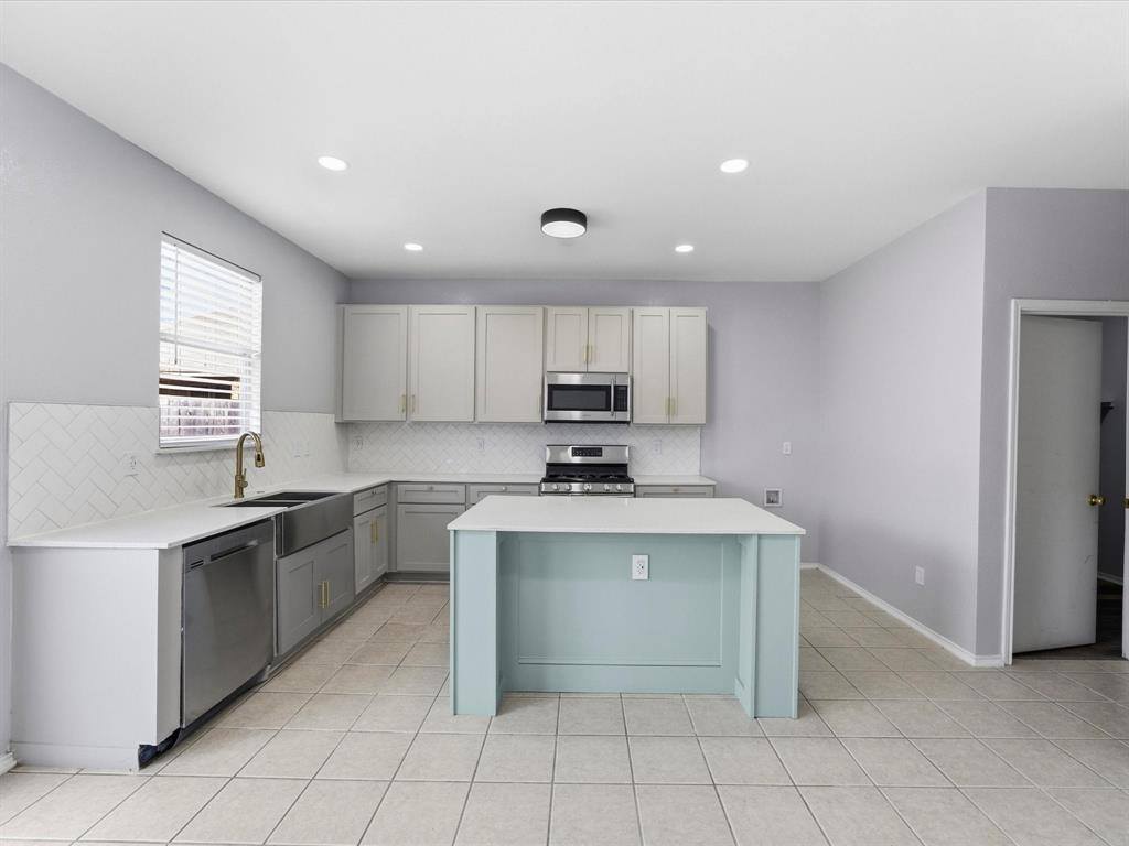 137 Heritage Drive, Crowley, TX 76036