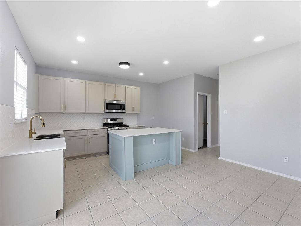 137 Heritage Drive, Crowley, TX 76036