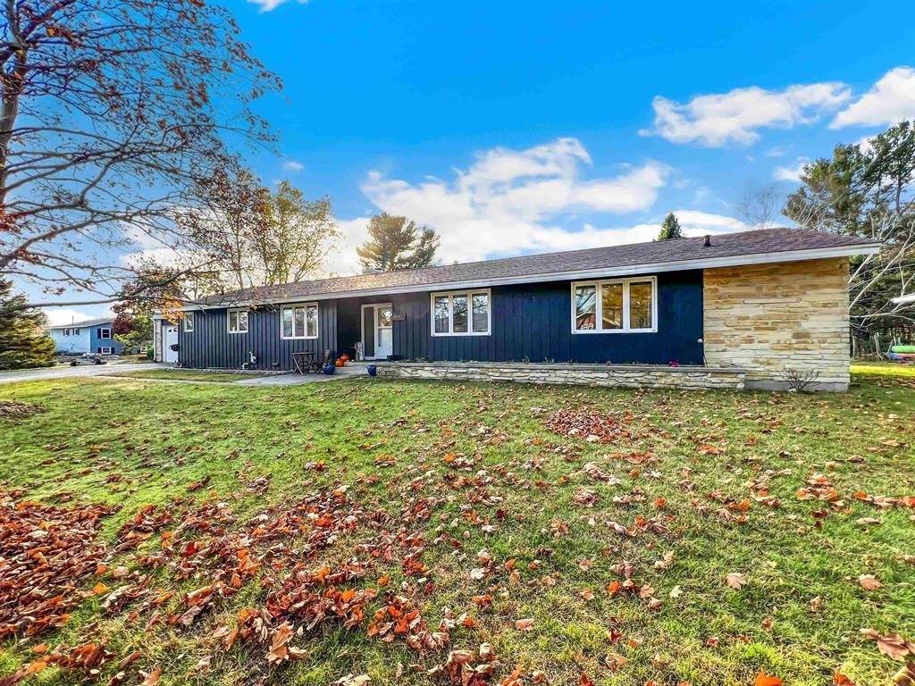 960 Shing Wa Uk Drive, Marinette, WI 54143