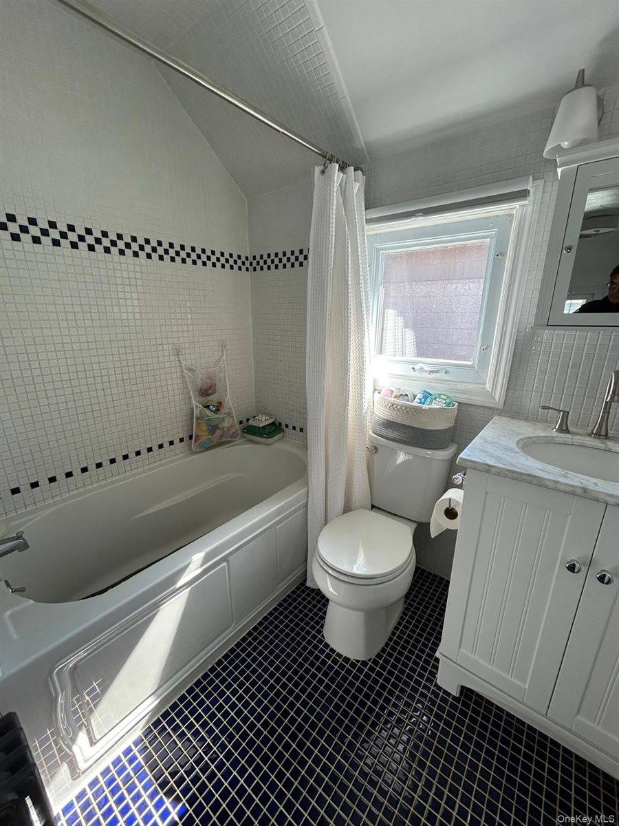 17 Cottonwood Road, North Hempstead, NY 11050