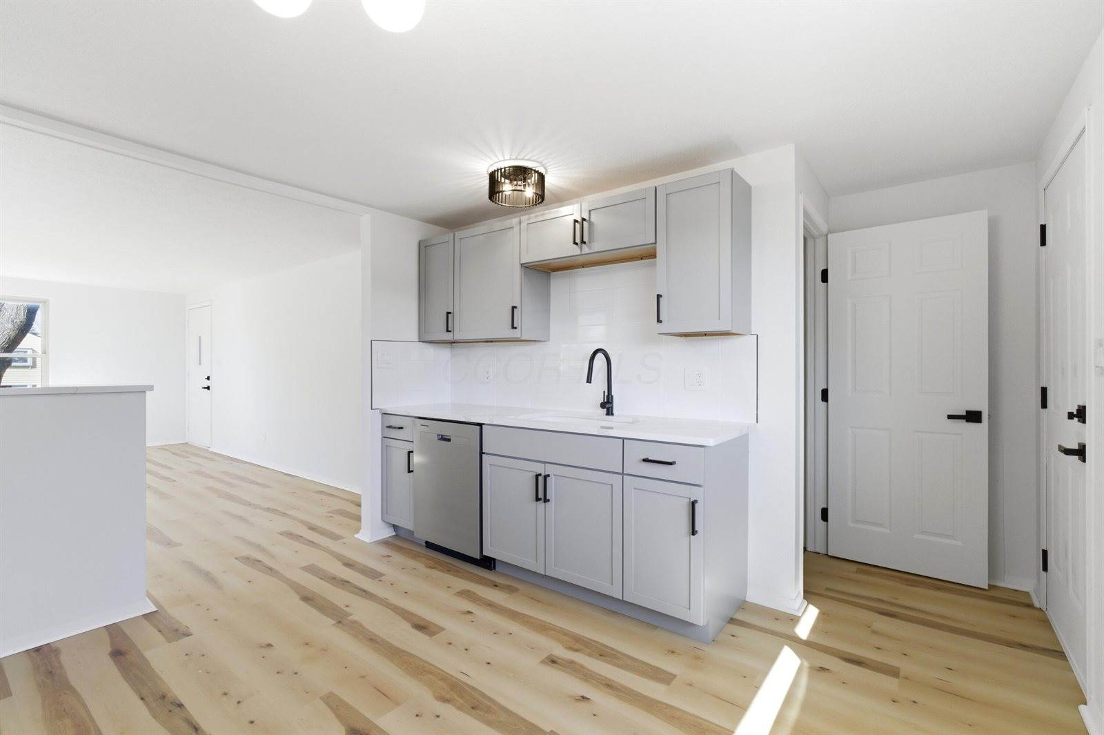 1884 Barnett Court West, Columbus, OH 43227