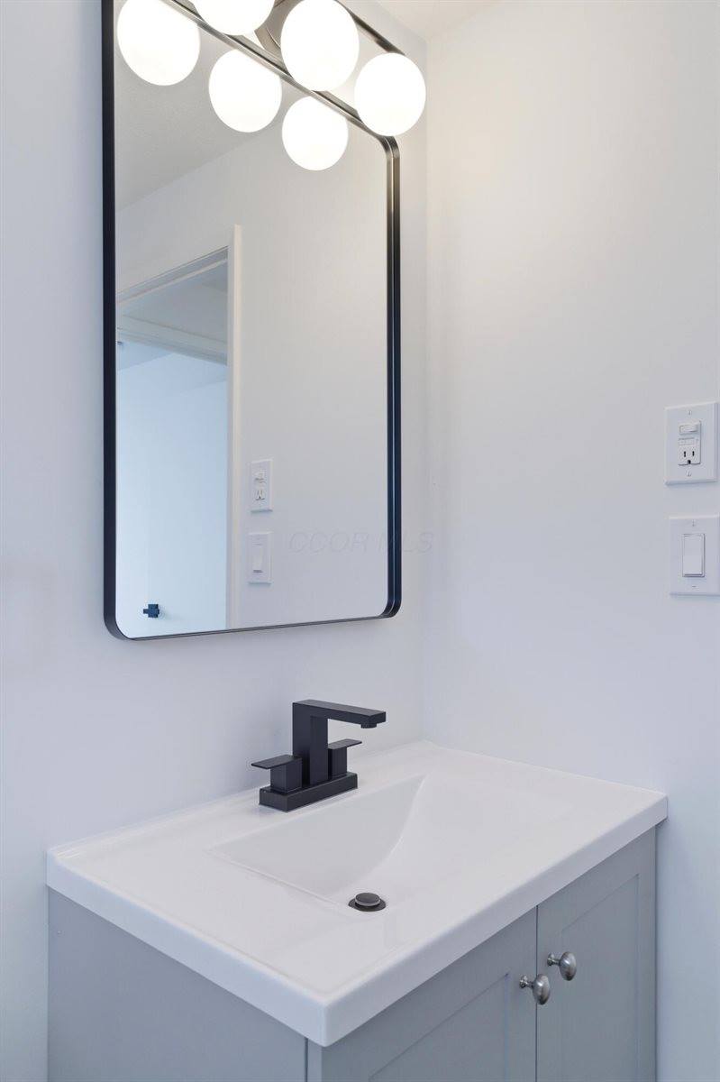 1884 Barnett Court West, Columbus, OH 43227