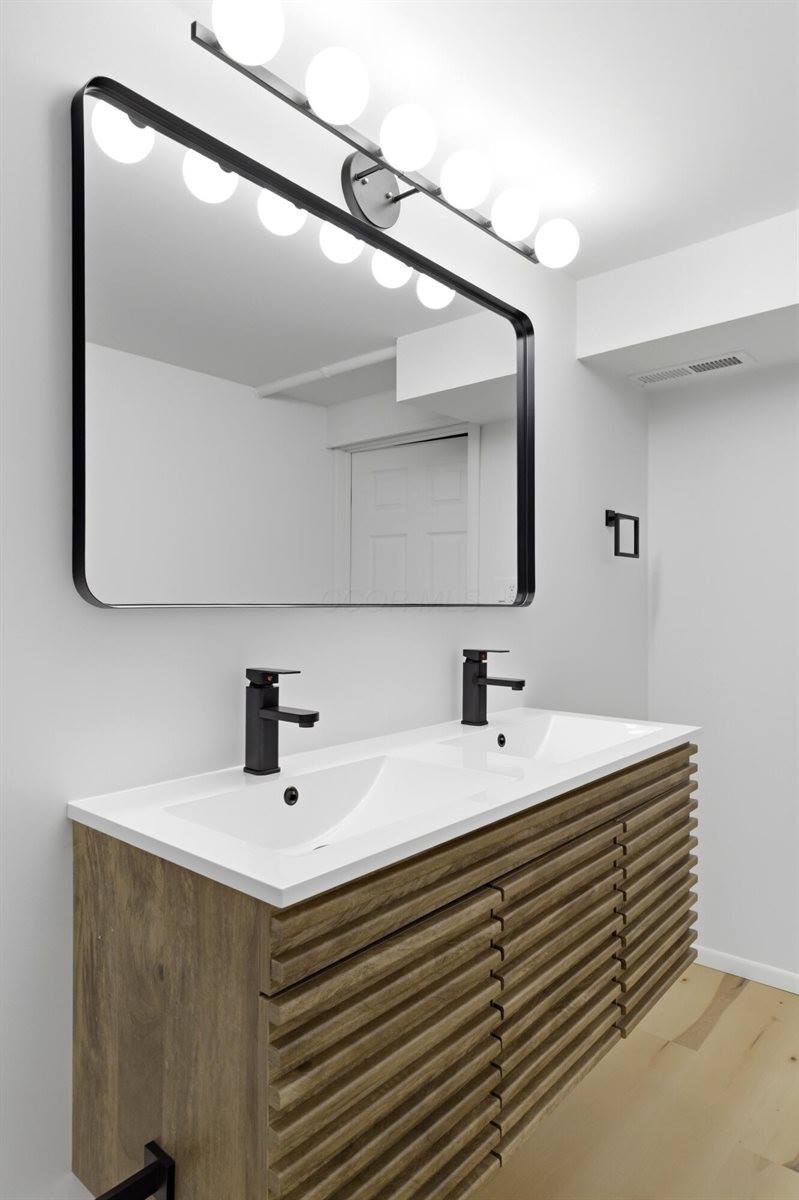 1884 Barnett Court West, Columbus, OH 43227