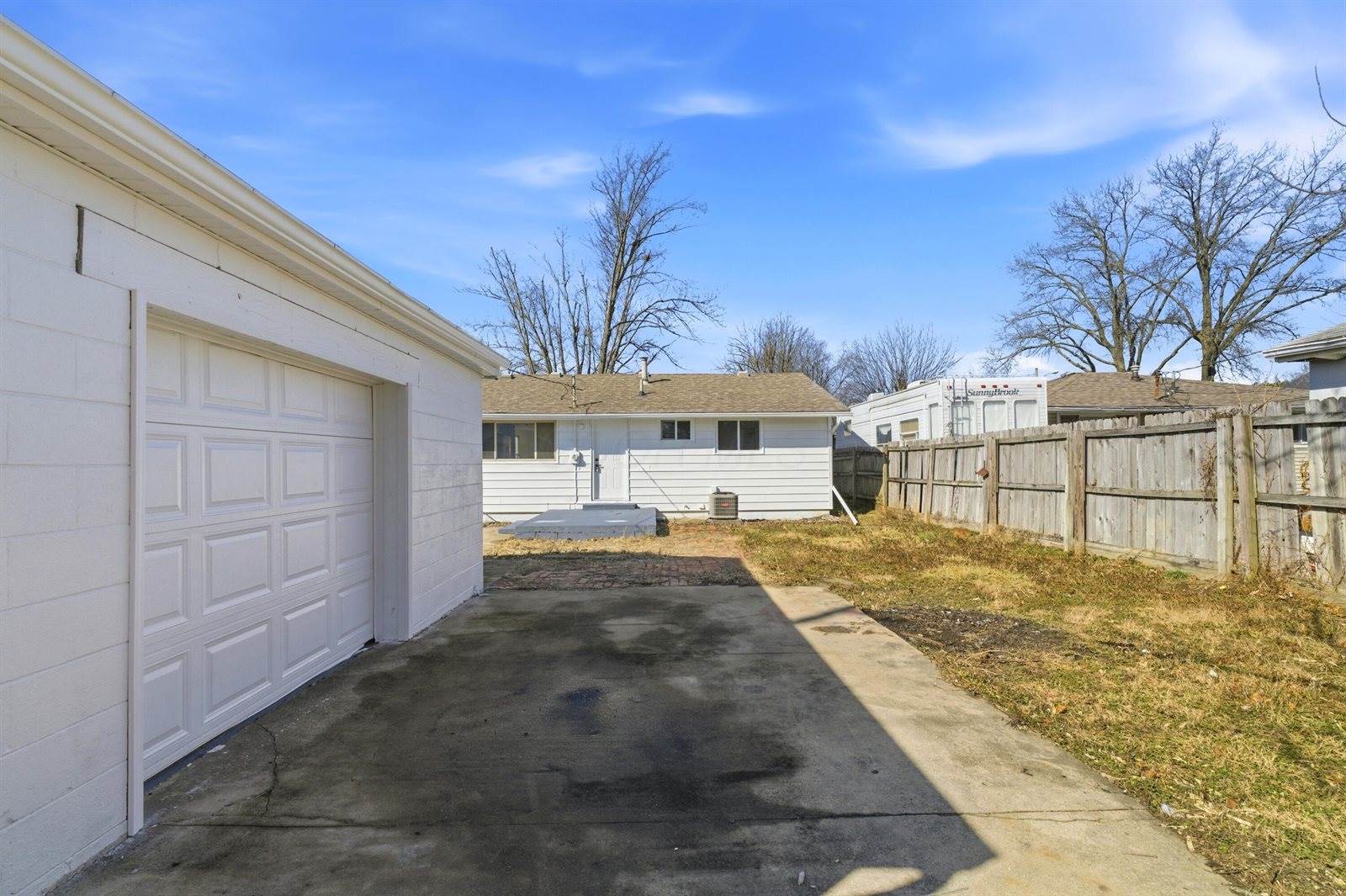 1884 Barnett Court West, Columbus, OH 43227