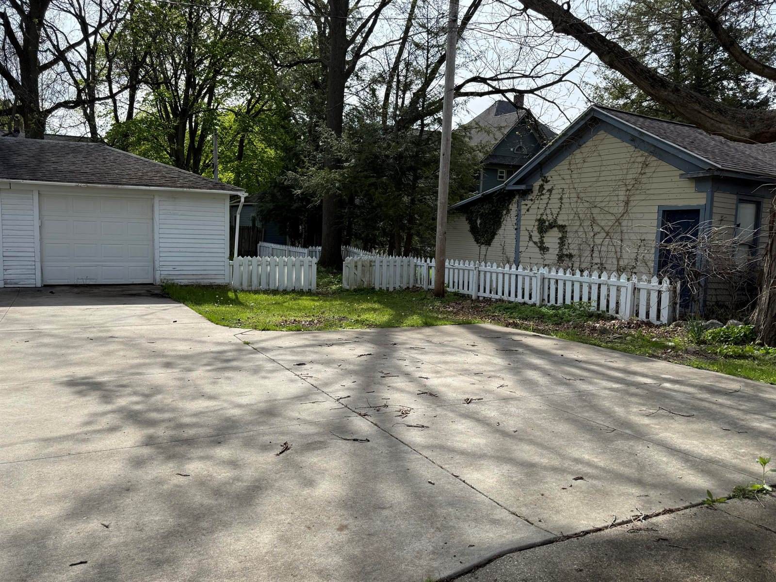 210 North Kalamazoo Avenue, Marshall, MI 49068