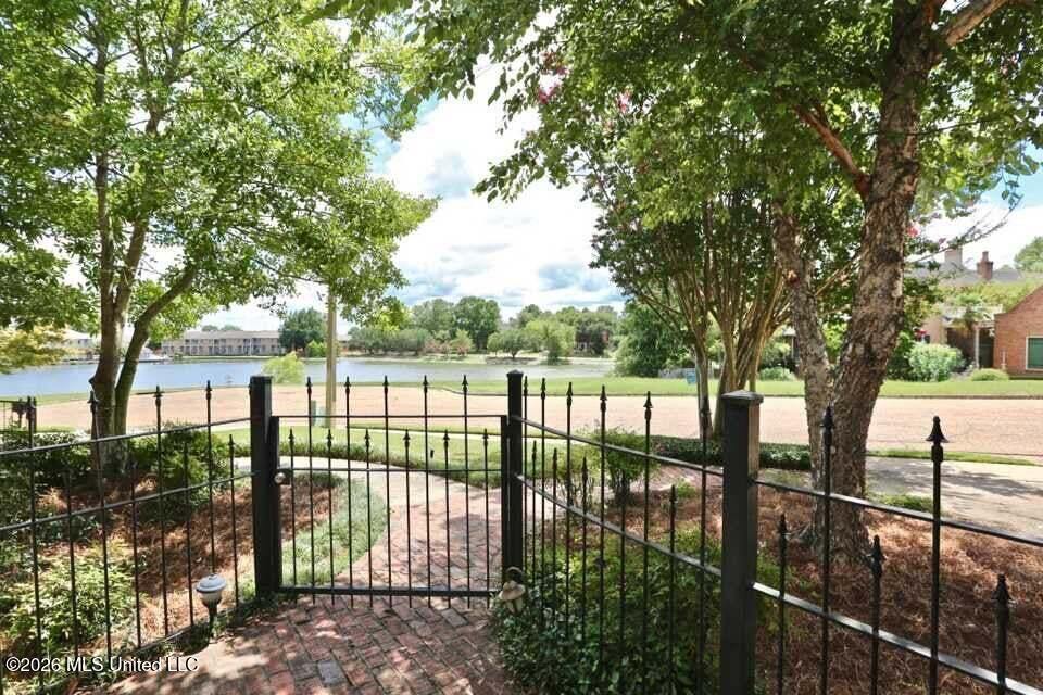 22 Autumn Hill Court, Jackson, MS 39211