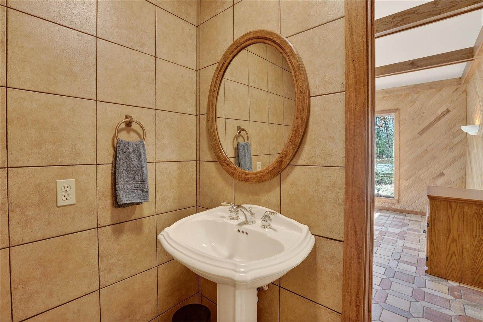 2852 E Leisure Lane, Midland, MI 48640