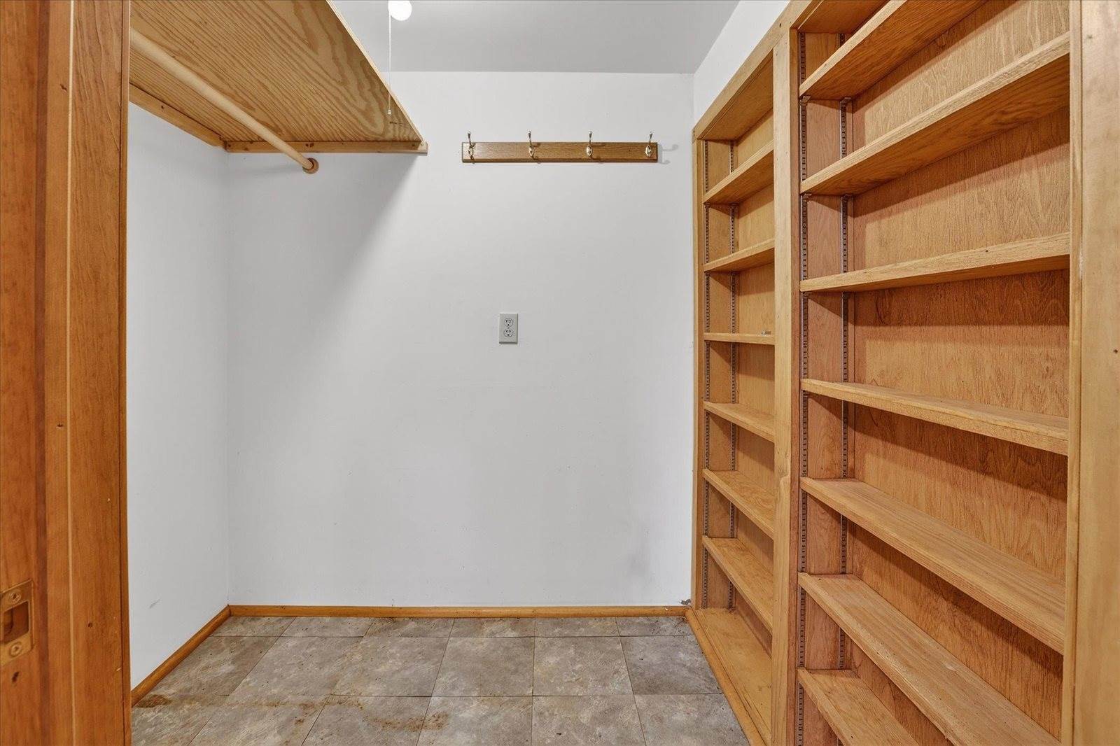 2852 E Leisure Lane, Midland, MI 48640