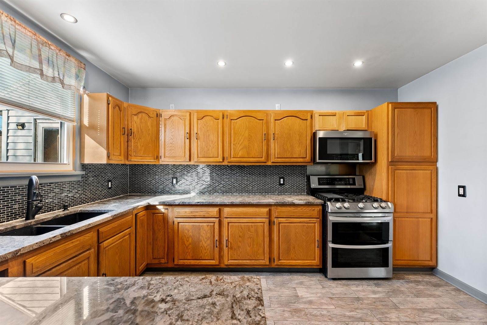 2121 15th ST A, Moline, IL 61265