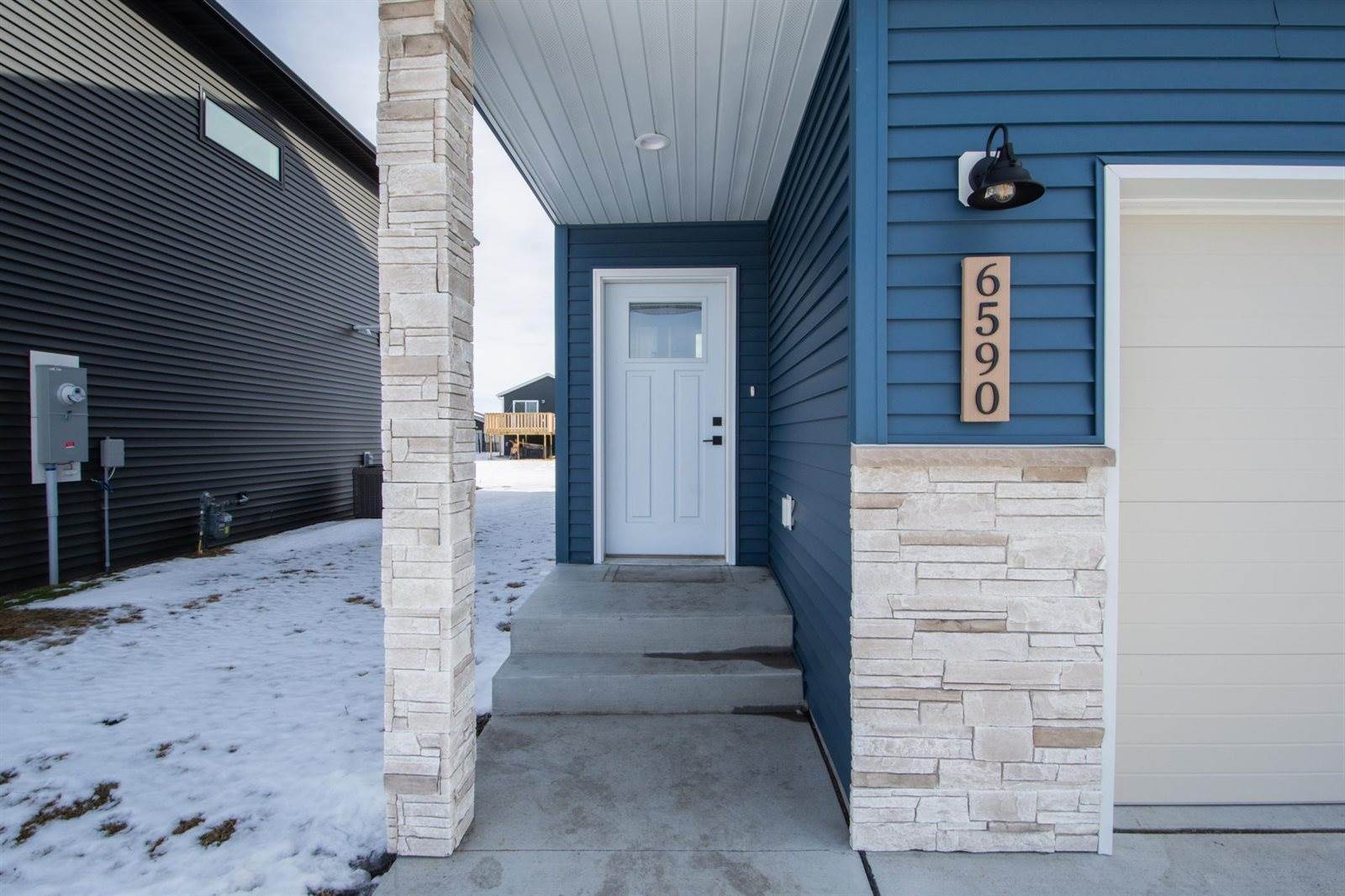 6590 68th Street South, Horace, ND 58047