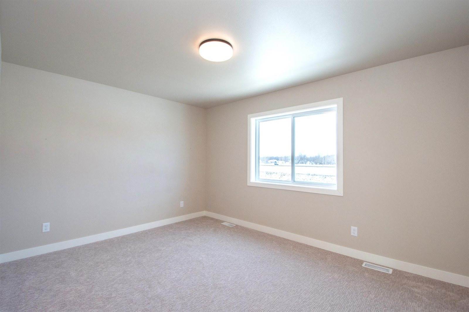 6590 68th Street South, Horace, ND 58047