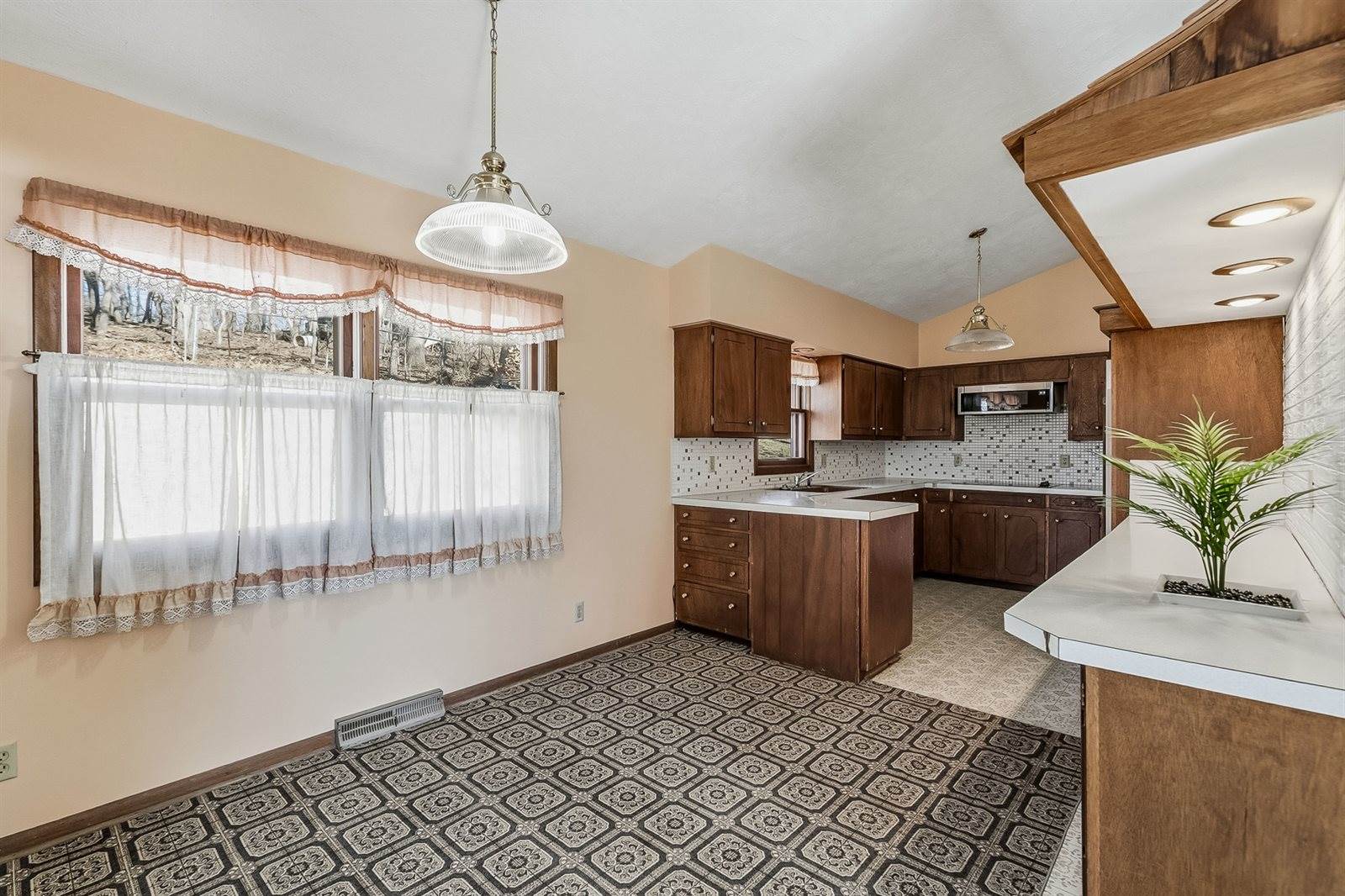 4301 45th Avenue, Rock Island, IL 61201