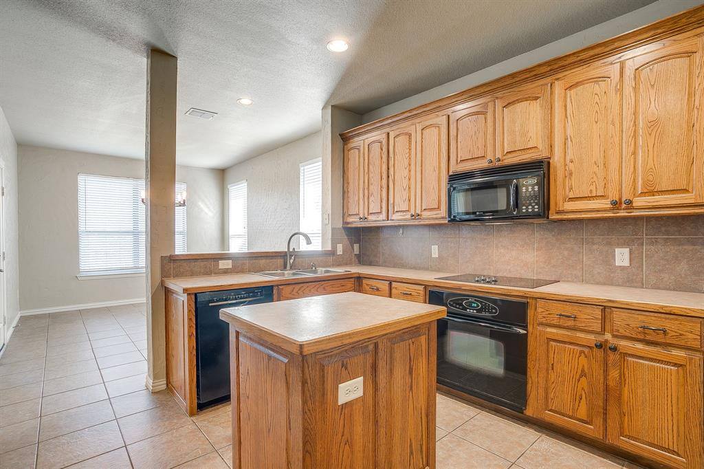 912 Robbins Way, Saginaw, TX 76179